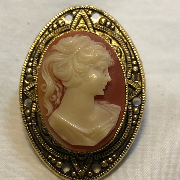 Vintage Victorian Style Gold Tone and Resin Cameo Brooch. - Picture 7 of 9